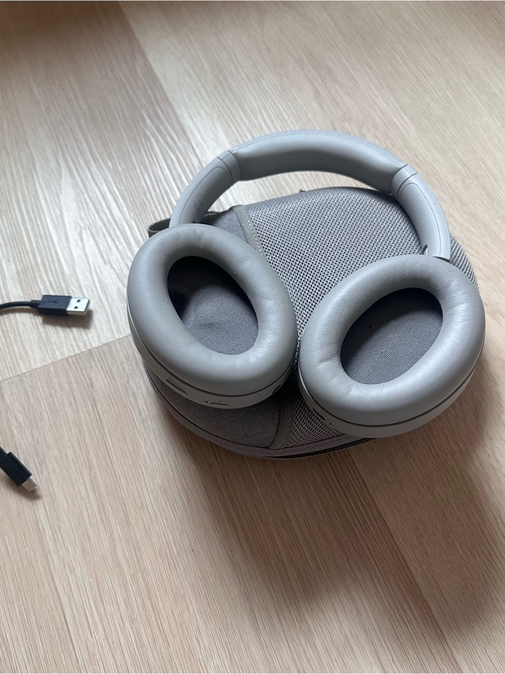 Sony XM4 Headphones in Light Gray - Picture 3 of 4